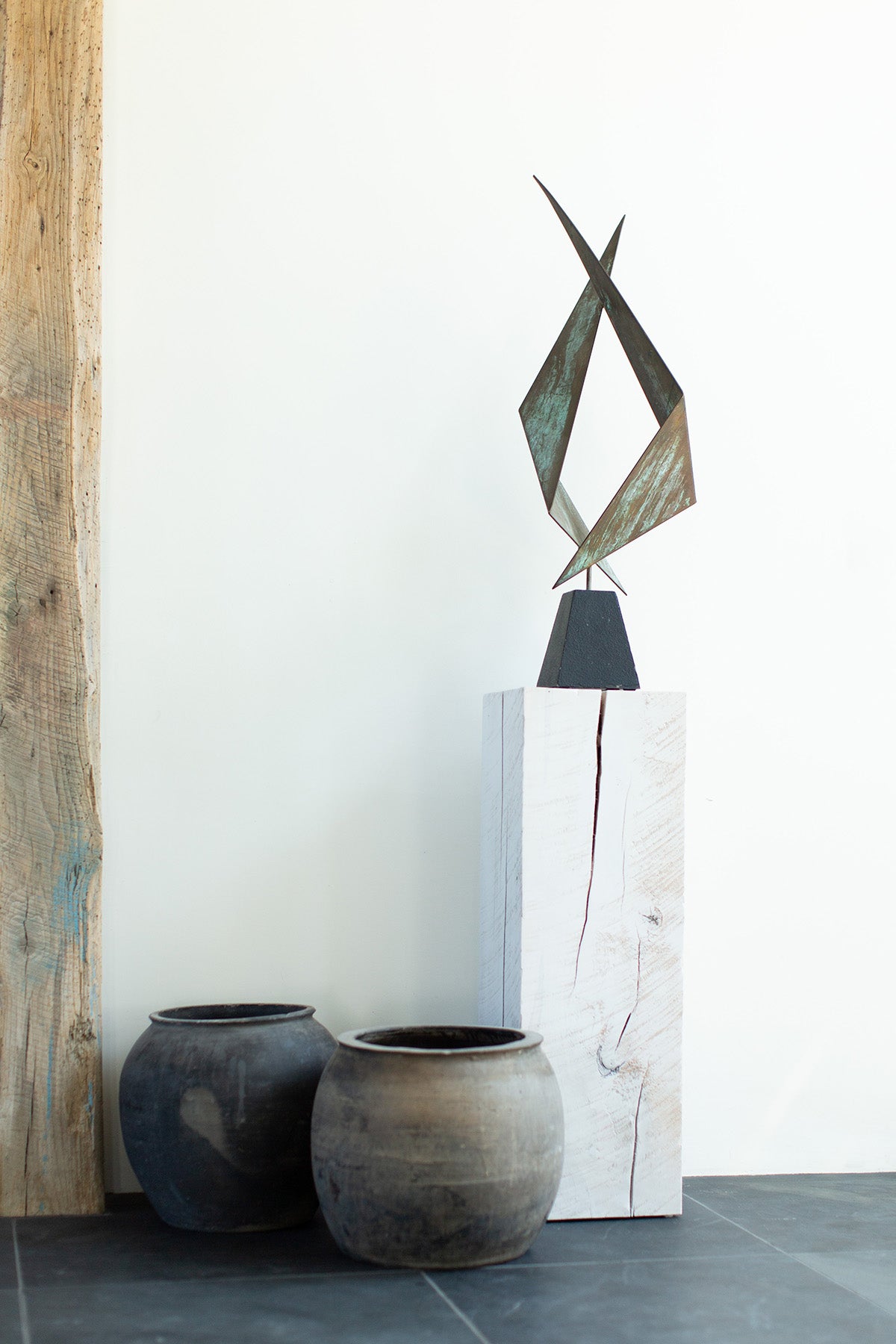 Modern-Pedestal-Display-Stand-White-02
